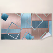 ルクセ抽象芸術 |赤面バラ金ゴールドとティール(緑がかった色)幾何学的 ビーチタオル (正面)