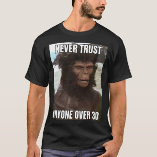 ルシアスが言うには30歳以上は信用するな Tシャツ