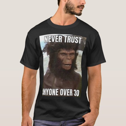 ルシアスが言うには30歳以上は信用するな Tシャツ (正面)