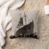 ルシタニアはヴィンテージニューヨークシティの1907年の着きます クッション (ブランケット)