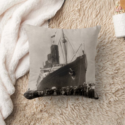 ルシタニアはヴィンテージニューヨークシティの1907年の着きます クッション (ブランケット)