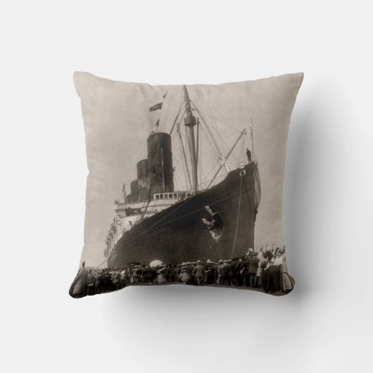 ルシタニアはヴィンテージニューヨークシティの1907年の着きます クッション (裏面)