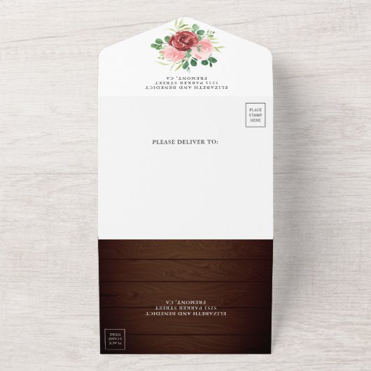 ルスティック バーガンディーとブッシュピンクの花の木のウェディング オールインワン招待状 (外側)