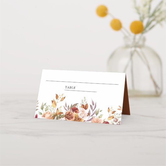 ルスティック バーガンディ テラコッタ フラワーのウェディング プレイスカード (正面)