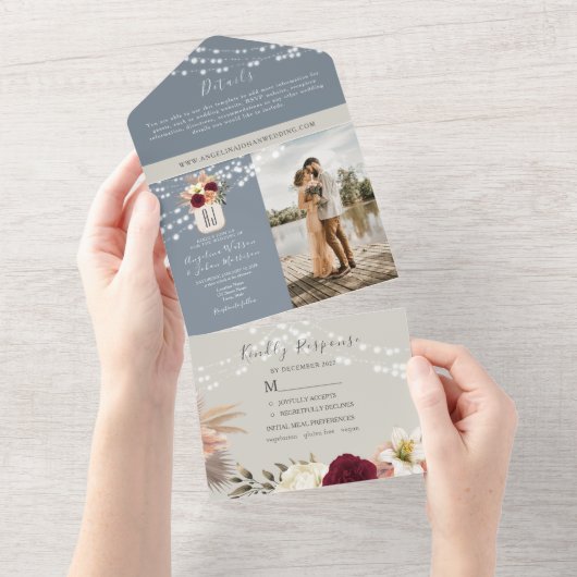 ルスティック フローラル バーガンディーとダスティーブルー ウェディング オールインワン招待状 (貼ってはがせる)