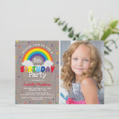 ルスティック レインボー バースデー | カラフルな写真 招待状 (スタンド正面)