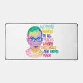 ルスバダーギンズバーグの女性は全ての場所に属している デスクマット (正面)