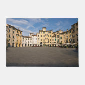 ルッカのアンフィテアトロ広場 – トスカーナ,イタリア ドアマット (正面)