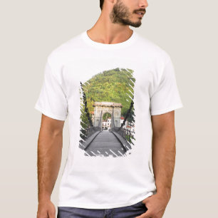 ルッカの湯 バーニ・ディ・ルッカ、トスカーナ州、イタリア - 古い橋 Tシャツ