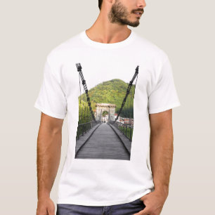 ルッカ県バーニ・ディ・ルッカ、トスカーナ州、イタリア - 古い橋 Tシャツ