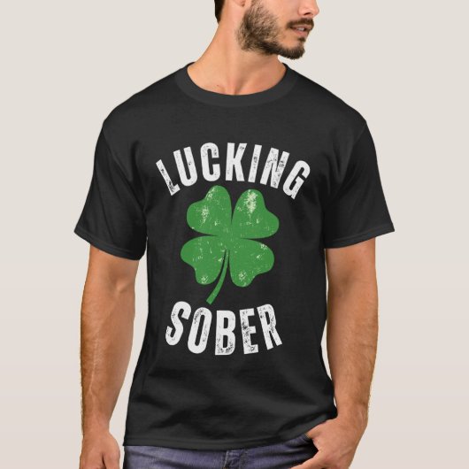 ルッキングソーバー飲酒攻撃St patricks day Tシャツ (正面)