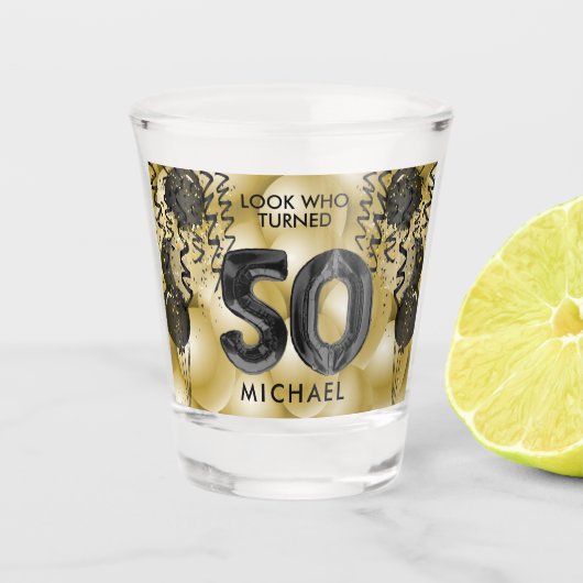 ルック誰が50歳になった – 誕生日 ショットグラス (正面)