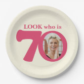 ルック70th誕生日フォトクリームピンク紙プレート ペーパープレート (正面)