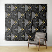 ルナガの蛾、月の相とツタのダマスクパターン タペストリー (インサイチュ(横))