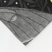 ルナガの蛾、月の相とツタのダマスクパターン フリースブランケット (角)