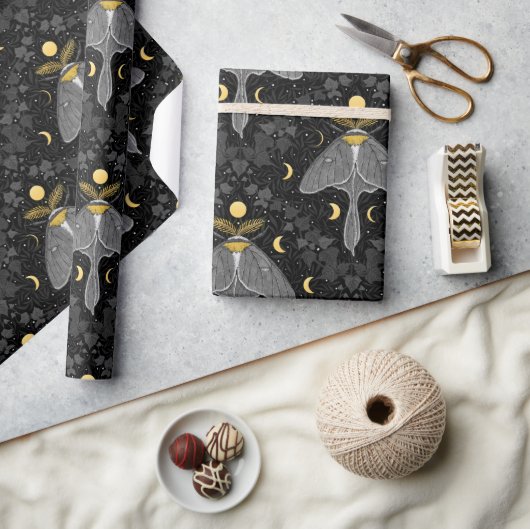ルナガの蛾、月の相とツタのダマスクパターン ラッピングペーパー (クラフト)
