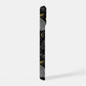 ルナガの蛾、月の相とツタのダマスクパターン iPhone 15ケース (右側面)