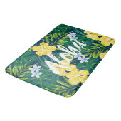 ルナハイビスカスガーデンハワイアン – イエロー&ネイビー バスマット (アングル)