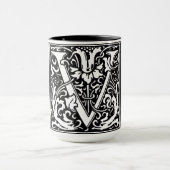 ルネッサンススタイルアルファベット文字Vオンマグカップ マグカップ (中央)