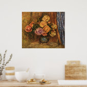 ルノアールのバラがブルーカーテンの前に(1908年) ポスター (キッチン)