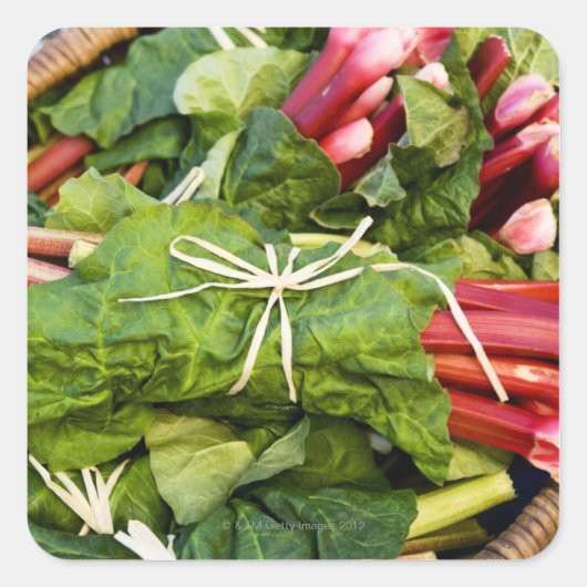 ルバーブのバンチのバスケットのクローズアップ スクエアシール (正面)