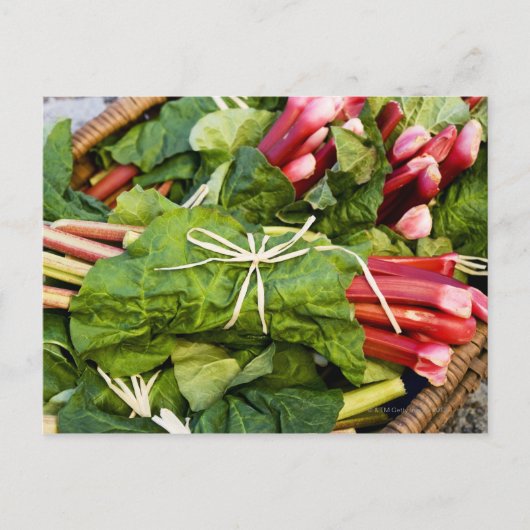 ルバーブのバンチのバスケットのクローズアップ ポストカード (正面)