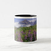 ルパンの花と沿った荒々しい海岸線 ツートーンマグカップ (中央)