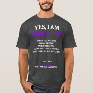 ルパ認識度Iは我々Fという家族の中で偽物をしている Tシャツ