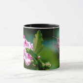 ルビーの水切りをしたハチドリ – オリジナル写真 マグカップ (中央)