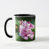 ルビーの水切りをしたハチドリ – オリジナル写真 マグカップ (左)