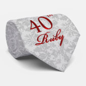 ルビーの誕生40周年を祝うシルバーとレッド・ダマスク ネクタイ (ロール)