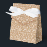 ルビーレッドクラフトクリスマスアイコンセットホリデー フェイバーボックス<br><div class="desc">リボンの弓で休日の好意ボックス。ボックスは白い縁取りのクリスマスと冬のアイコンで飾られている。パーティーの持ち帰り、ホストギフト、焼いた商品などに最適。デザインにクラフトフェイクパターンを印刷（シミュレート）。デザインは休日の色のキュレーションされたコレクショモダンンで利用可能。カスタマイズ連絡についてお問い合わせください。ハッピーホリデー！</div>