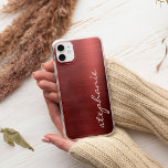 ルビーレッドフェイクブラッシュメタル iPhone 11 ケース<br><div class="desc">このトレンディーの電話ケースは、ルビーレッドのブラシ付き金フェイク属箔の背景を備えている。白い手書きスタイルのブラシスクリプトで名前を付けてカスタマイズ。</div>