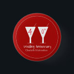 ルビー結婚記念日カクテルグラス 缶バッジ<br><div class="desc">2カクテルグラス結婚デザイン付きルビーの記念日バッジ。40年の結婚生活を持つ夫婦に祝は、完璧な好意。マッチングカード、ボトルラベル、ナプキンもこの及びモダントレンディーデザインで利用できる。表示される名前と記念日はカスタマイズパーソナライズボタンを使用して任意に行うことができる。</div>
