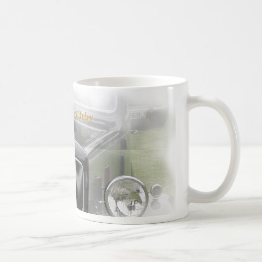 ルビー色のマグの白、オースティン7のルビー コーヒーマグカップ (右)