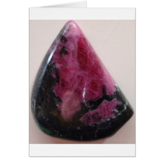 ルビー色の水晶およびまれなTschermakite