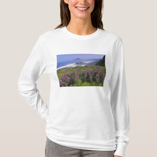 ルピナスのはなと荒々しい海岸線に沿って Tシャツ (正面)