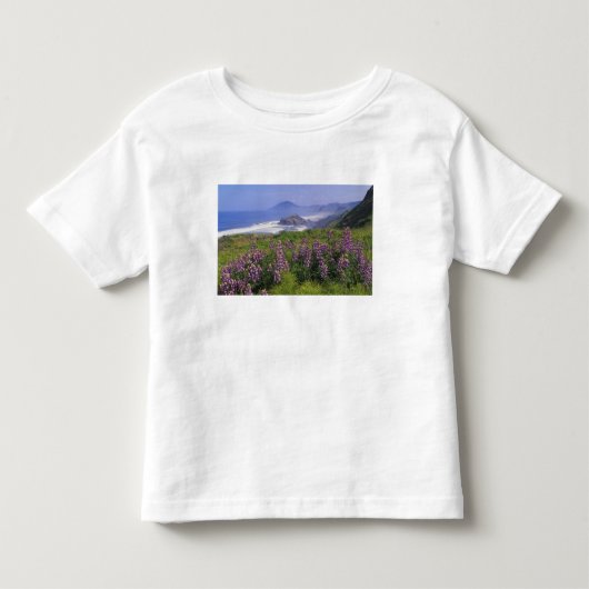 ルピナスの花と荒々しい海岸沿い トドラーTシャツ (正面)