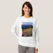 ルピナスの花畑、オリンポス山と雲が Tシャツ (正面フル)