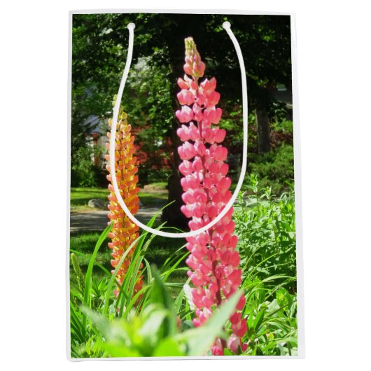 ルピネスコテージガーデン – Martha's Vineヤード ミディアムペーパーバッグ (正面)