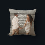 ルミ ラブストーリー あなたの写真を追加 ポエム クッション<br><div class="desc">13世紀の神秘的な詩人ルミの詩と、ラブストーリーを完璧に表現した恋人たちや新婚夫婦の素晴らしい写真との理想的な組み合わせ。  永続するロマンチックな思い出のための理想的な贈り物と記念品</div>