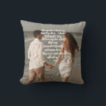 ルミ ラブストーリー あなたの写真を追加 ポエム クッション<br><div class="desc">13世紀の神秘的な詩人ルミの詩と、ラブストーリーを完璧に表現した恋人たちや新婚夫婦の素晴らしい写真との理想的な組み合わせ。 永続するロマンチックな思い出のための理想的な贈り物と記念品</div>