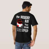 ルロイコイ最もセクシーなコイTシャツ（フロントロゴ付き） Tシャツ (裏面フル)