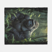 ルワンダジャングルのシルバーバックゴリラ フリースブランケット (正面(横))