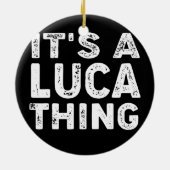 ルーカの男少年のベビーおもしろい名アイディア セラミックオーナメント (裏面)