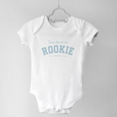 ルーキーの可愛いスポーツファミリー名 ライトブルー ベビーボディスーツ