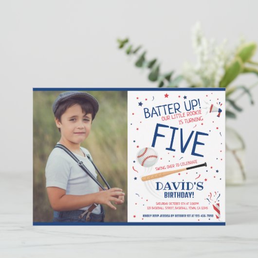 ルーキーバッターアップブルーベースボールフォト誕生日 招待状 (スタンド正面)