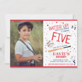 ルーキーバッターアップレッドベースボールフォト誕生日 招待状 (正面)