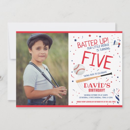 ルーキーバッターアップレッドベースボールフォト誕生日 招待状 (正面)