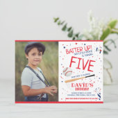 ルーキーバッターアップレッドベースボールフォト誕生日 招待状 (スタンド正面)